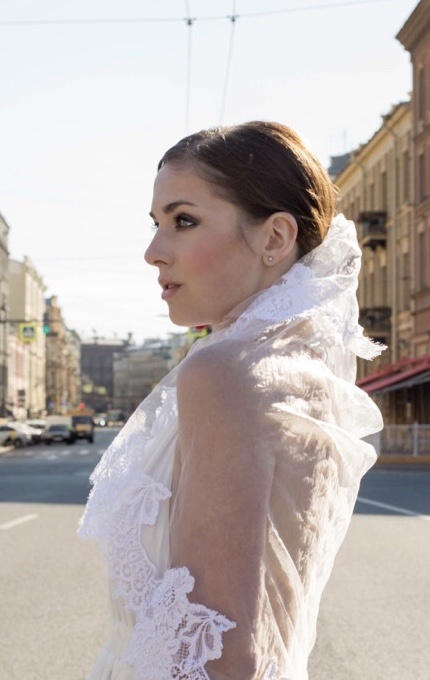 Образ @aleksanikolaeva_mua#свадебныепрически #прическиспб #прическивсанктпетербурге #свадьбаспб #свадебныйстилиствсанктпетербурге #невестасанктпетербург #прическинавыпускной #hairstyle #schwarzkopf 