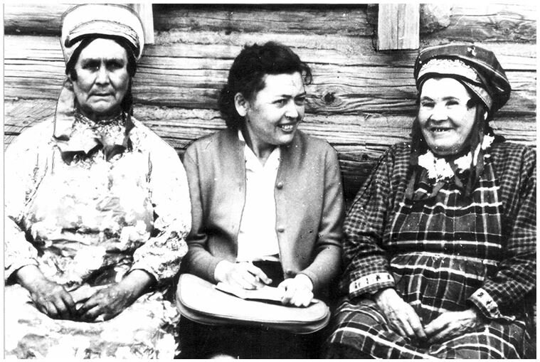 В центре - Мухамедова Рамзия Гиниятовна (р. 1923) - этнограф, кандидат исторических наук (1967), лауреат Государственной премии РТ (2003) в ходе одной из экспедиций