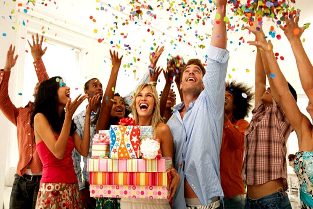 Основная идея: сюрприз прячется в укромном месте, а игроку вручается некое послание-загадка-указание с подсказкой, где искать следующую записку. Решение всех загадок приводит игрока к месту, где находится подарок. Самый простой вариант этого развлечения — квест в помещении.