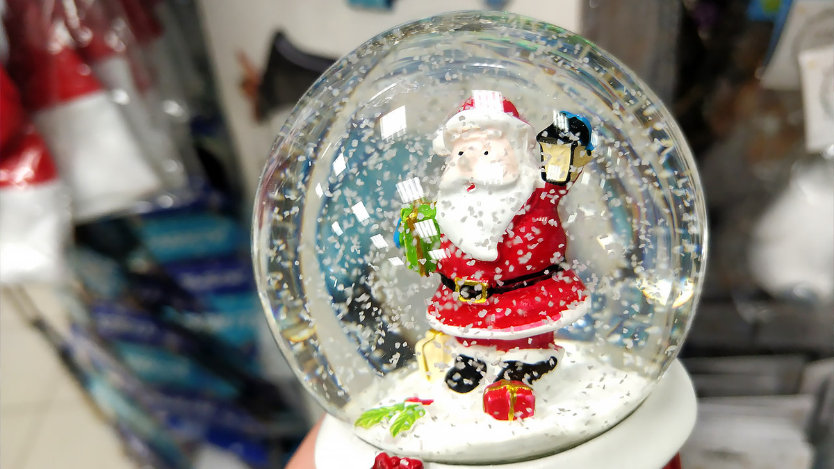 Фото автора. Снежный шар за 149 рублей.