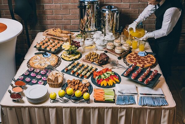 А вот так, выглядит фуршет от кейтеринговой компании. Фото с сайта eventcater.ru