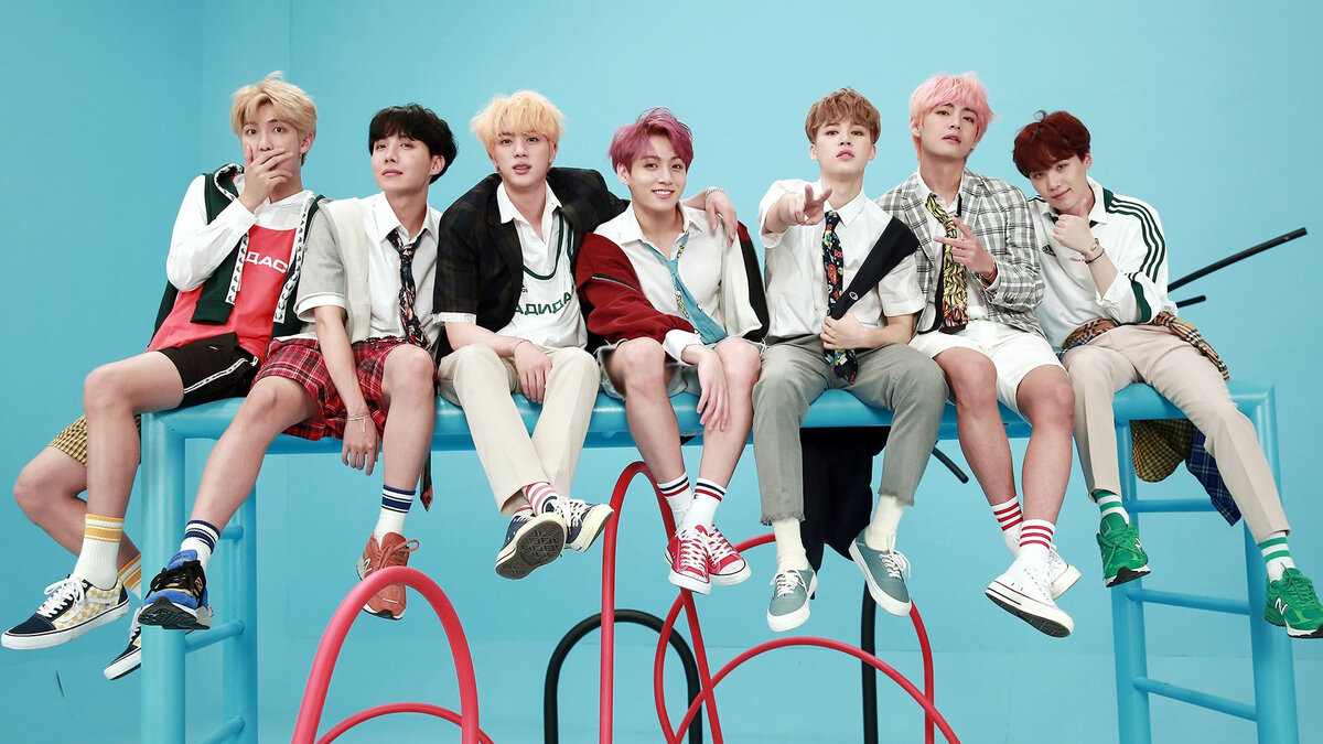 BTS (слева направо): RM, J-Hope, Чжин, Чжон Гук, Чжи Мин, V, Suga