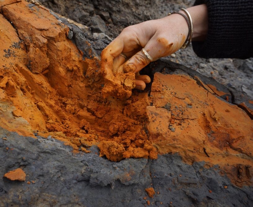 Охра для приготовления природной краски. Фото взято из сети.