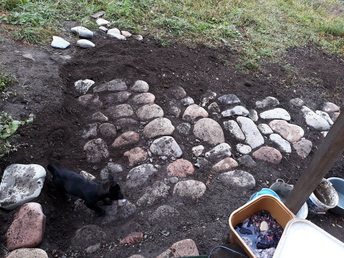 Процесс создания каменной лестницы. Получается прямо как в Шире у хоббитов