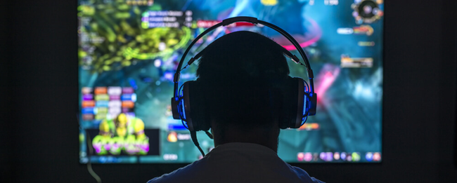 Стриминг — совершенно неожиданный, удивительный и даже парадоксальный феномен. Вдумайтесь: каждый из нас живёт пониманием того, что пассивному наблюдению всегда стоит предпочесть активные действия. Мы знаем эту непреложную истину, верим в неё и всячески следуем этому завету в жизни. И как тогда объяснить сумасшедшую популярность игрового и «лайф»-стриминга, объединяющего более 100 млн пользователей по всему миру? Twitch и YouTube буквально трещат по швам от обилия стримеров и их преданных — или не очень — зрителей. Может всё-таки человеку свойственно наблюдать? Думаю, это лишь часть ответа. Притягательность потокового вещания обусловлена тем, что… стримить всегда можно начать самому.