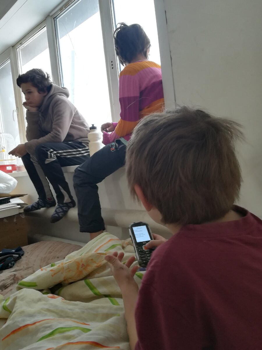 Младший осваивает новый телефон