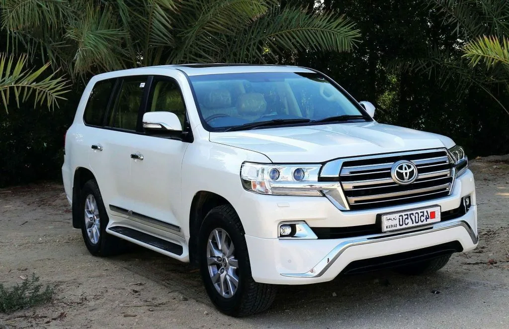 Машина крузер 300. Toyota Land Cruiser 300. Toyota Land Cruiser 200 и 300. Toyota Land Cruiser 300 белый. Toyota Land Cruiser 2020.