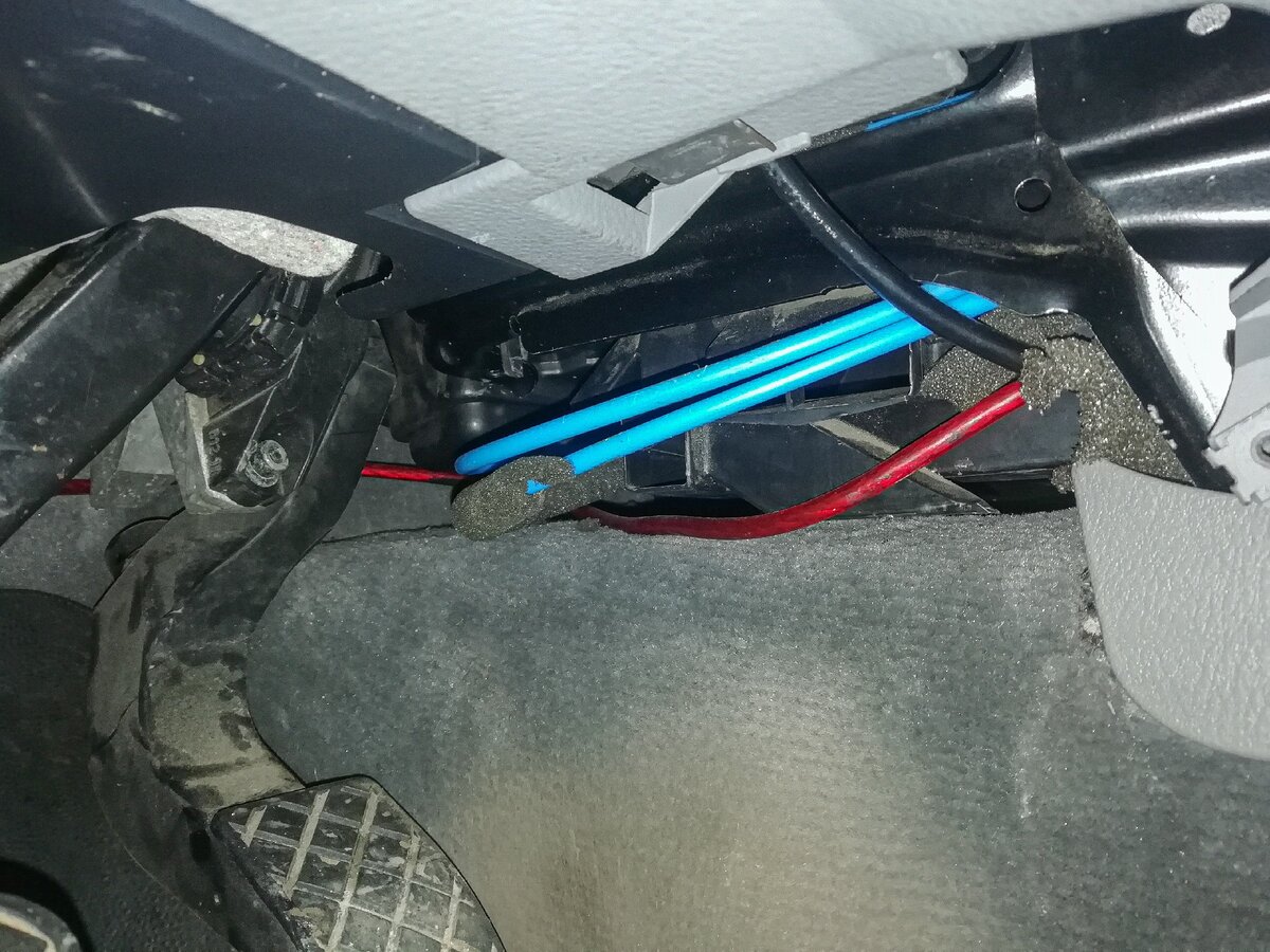 Обдув с водительской стороны. На первый взгляд проводка и тросы печки препятствуют выходу воздуха