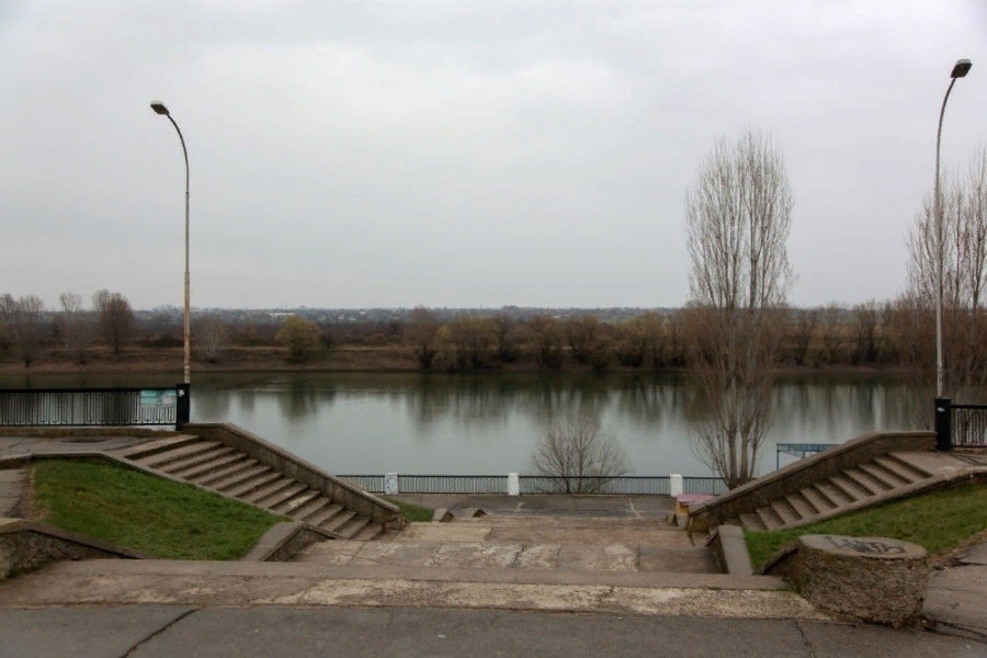 Набережная в нашем городе. Место в самом центре города, негусто