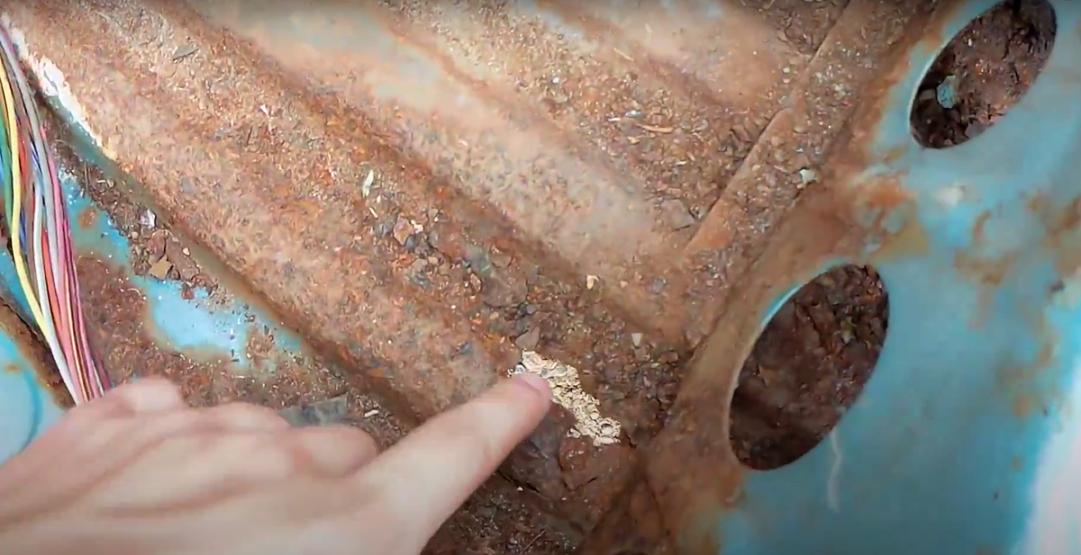 Дырка под водительским сиденьем