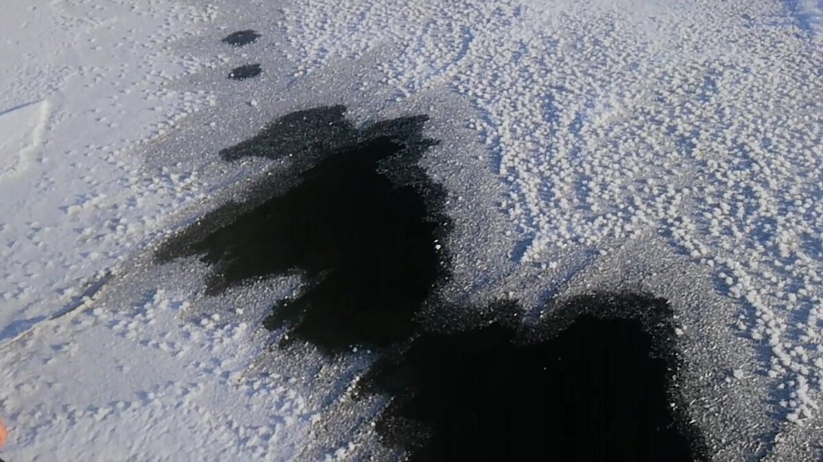 Это не прорубь, промоины от давления, здесь как раз яма