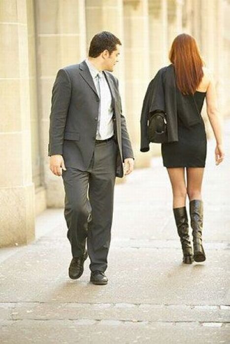 Как привлечь внимание мужчины, который тебе нравится Раньше господствовало мнение о том, что мужчина должен знакомиться первым. Эти времена давно ушли в прошлое. Многие женщины предпочитают брать инициативу в свои руки. Но делать это наскоком конечно не стоит. Ведь сильная половина человечества любит сама принимать решения, и думать, что решение принадлежит ему. Действовать нужно ненавязчиво, и не торопясь. Для начала нужно познакомиться с понравившимся мужчиной.