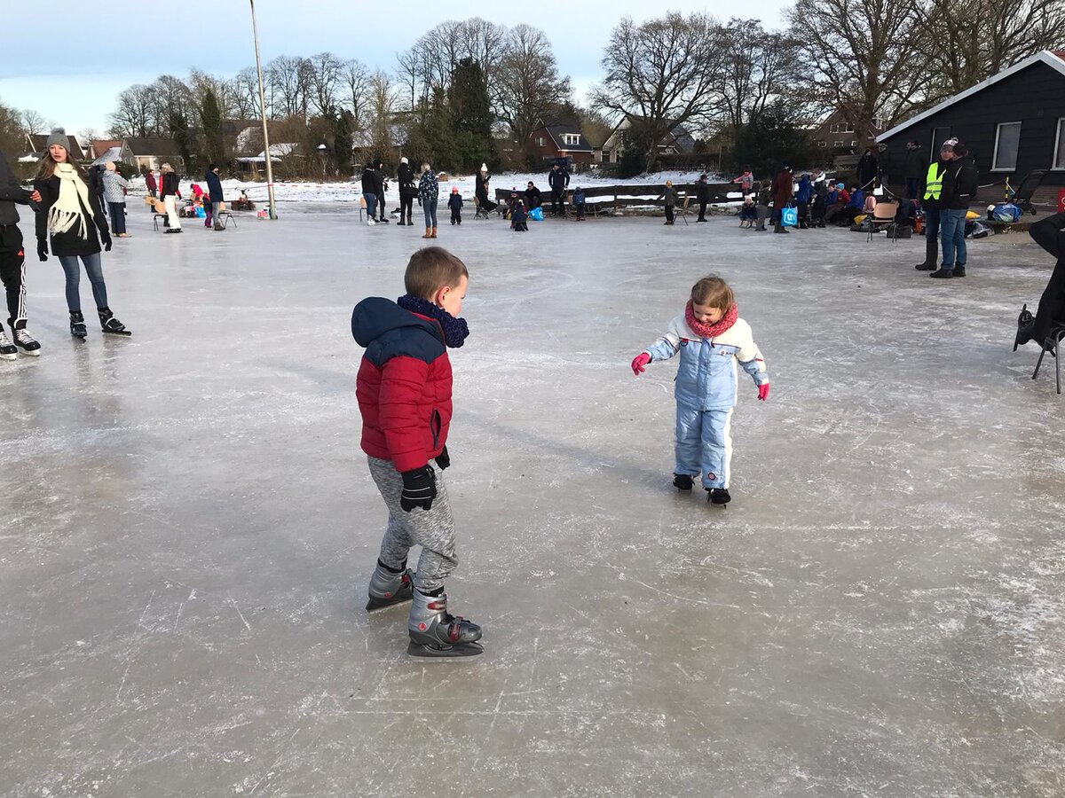 Сестра прислала фото. Не показывайте это фото бабушкам! Мои племянники на коньках в Голландии. Без шапочек. Фото: от сестры
