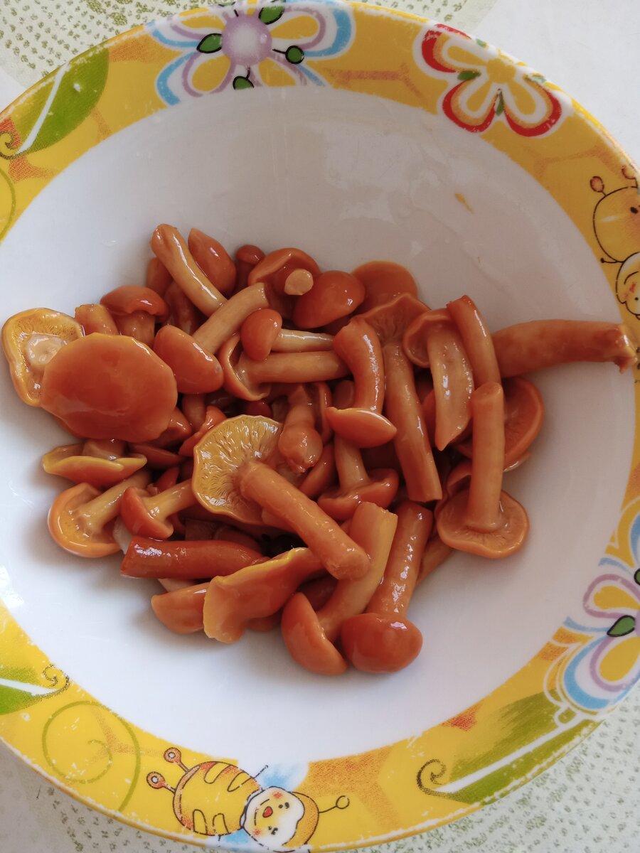 побаловали себя маринованными опятами