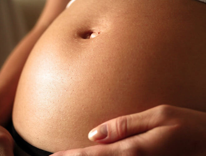 Почему болит пупок? Причины в беременность: от нормы до патологий