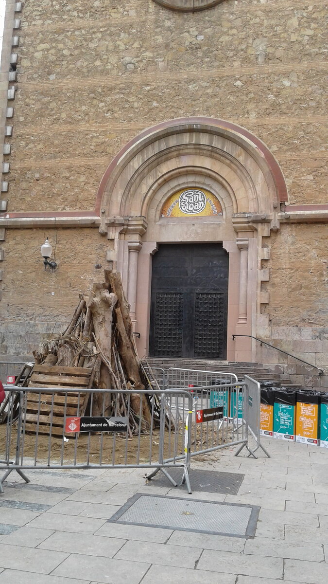 Мне так и не удалось узнать, будут ли здесь жечь какую-нибудь ведьму, и во сколько.