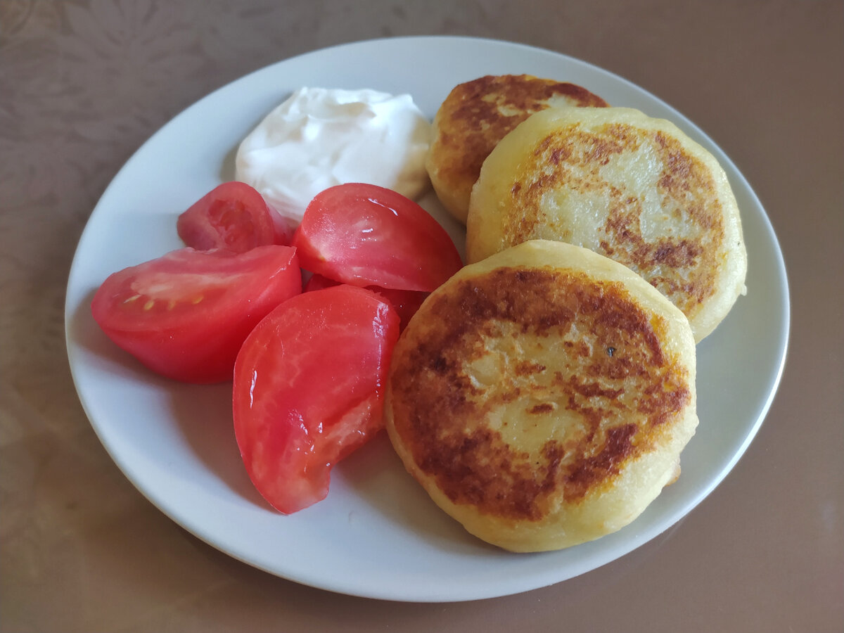 Не самый быстрый, но очень вкусный рецепт. Существует множество начинок для зраз, но именно этот рецепт понравился мне больше всего.