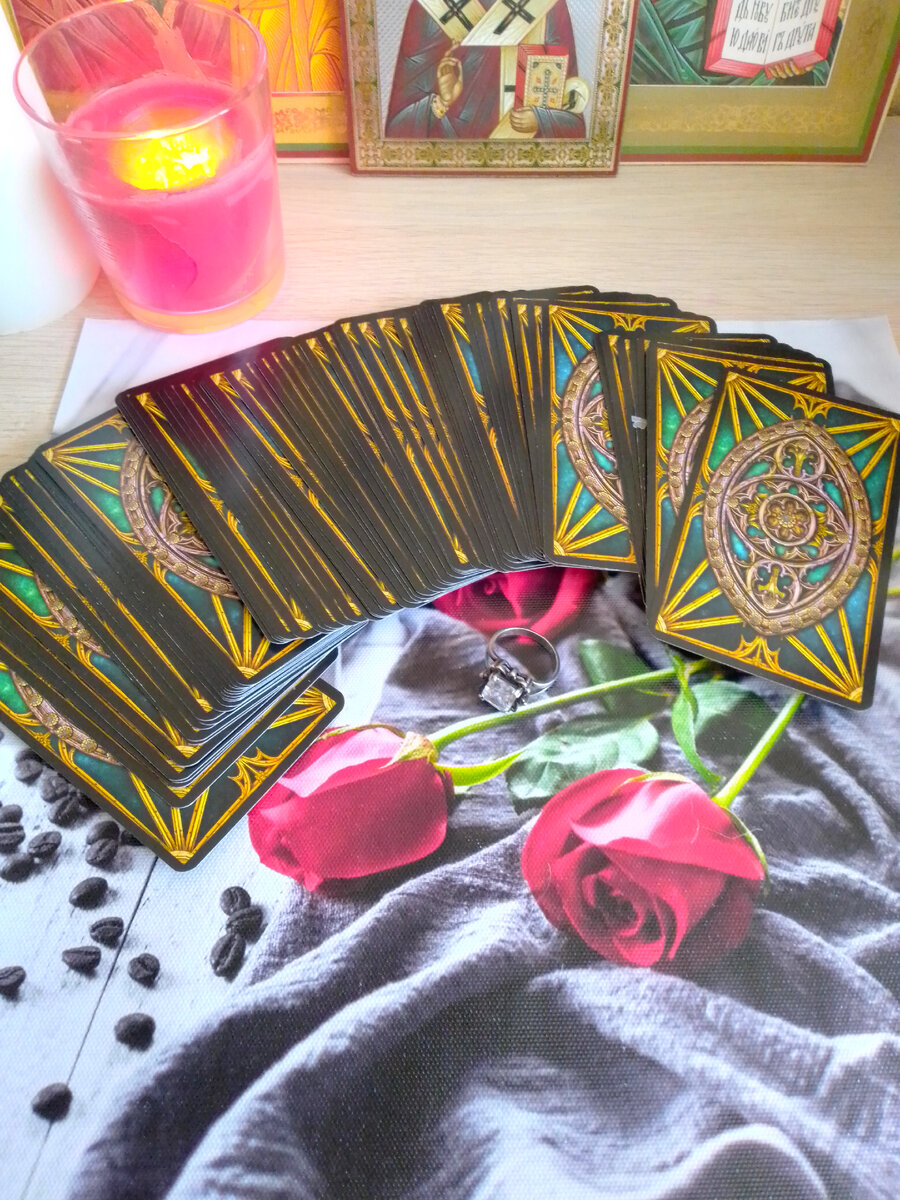 Для гадания использована колода Таро Иллюминатов.