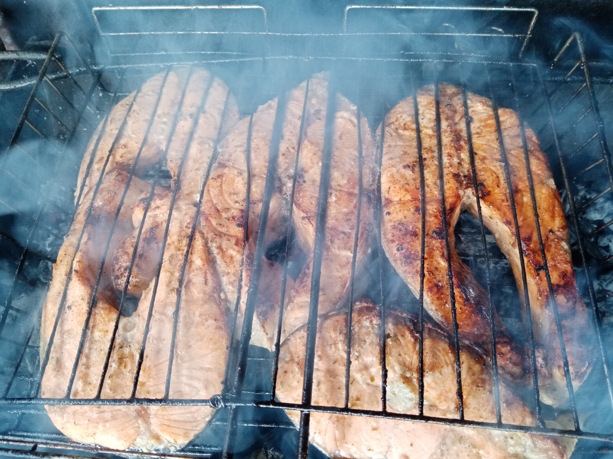 Лето пора отпуска и шашлыка, барбекю. Сегодня я выложу проверенные рецепты для мяса, рыбы и овощей, которые пригодятся всем любителям отдыха и огня. 