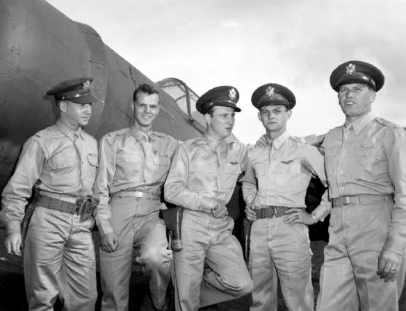 Пять лётчиков из тех, кто сумел подняться в воздух 7 декабря 1941 года. Слева направо: Гарри Браун, Фил Расмуссен, Кен Тэйлор, Джордж Уэлч и Льюис Сандерс