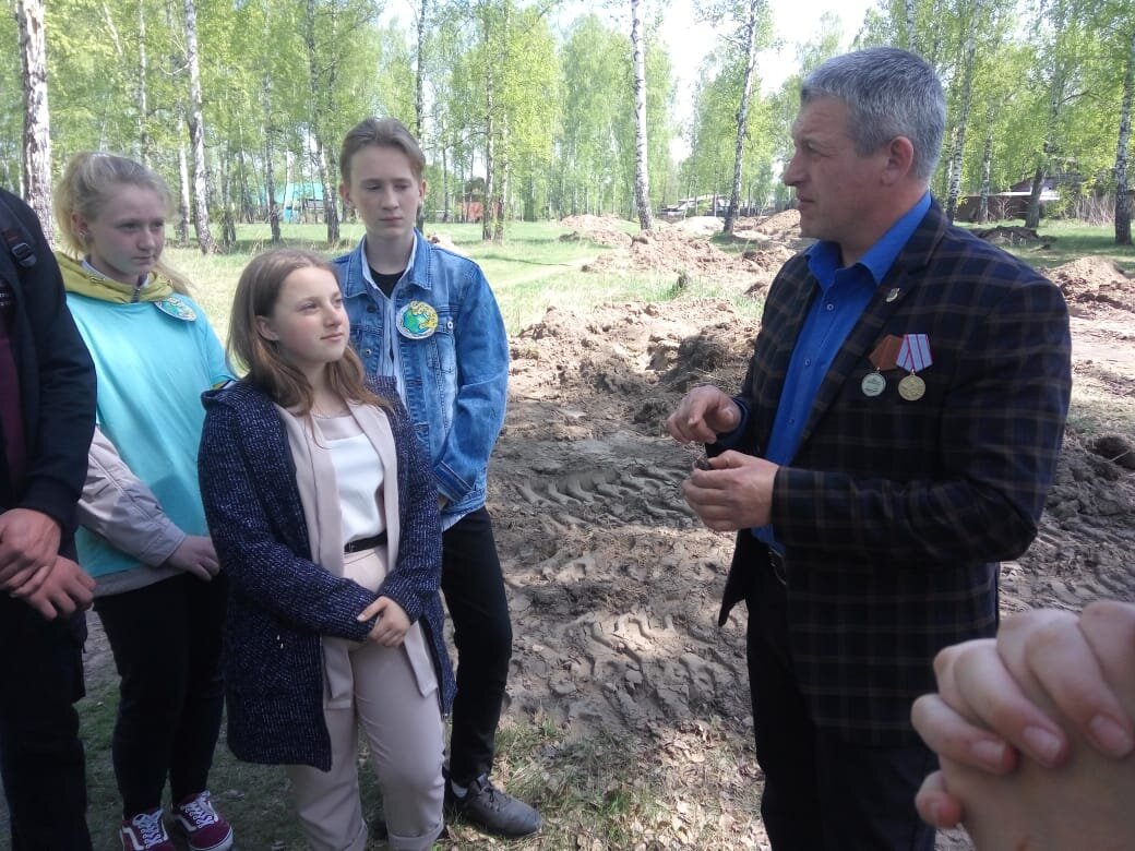 В сквере «Берёзовая роща» участники экологического десанта «Ягуар» высадили дубки в рамках экологической акции «Посади дерево»
