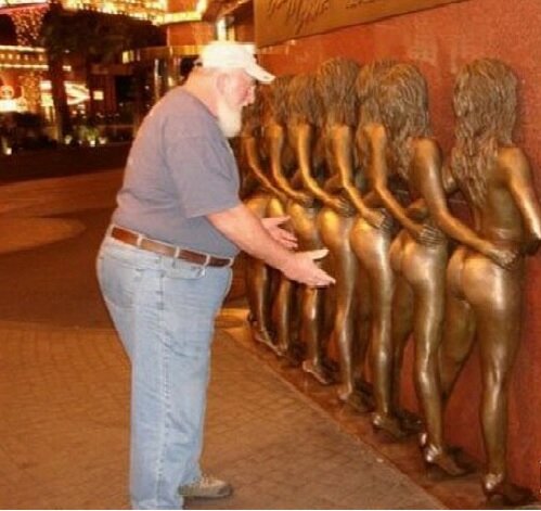 Всё еще бегает за женщинами. Правда, иногда забывает, зачем.