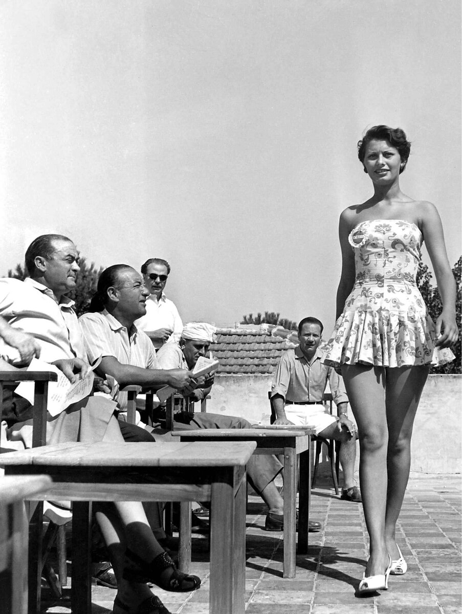 Ну, теперь-то уж точно не ошибётесь :) Софи Лорен перед членамижюри "Мисс Италия 1950".