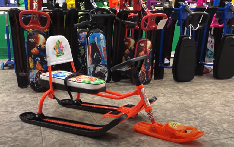 Вот примерно такие я и продавал. Только без спинки, без ремня безопасности и без держалки для веревки на передней лыжне. Это, видимо, уже новые модели, 3 года назад не встречал таких.