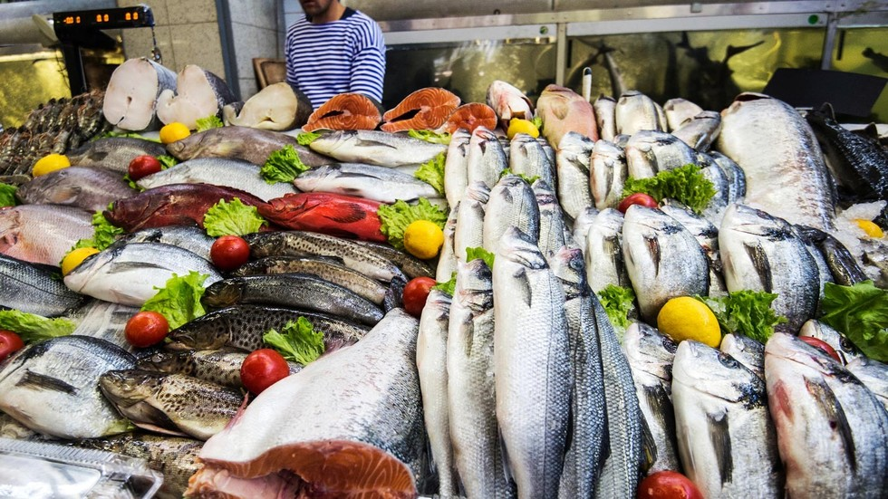 Дорогомиловский рынок рыба. Рыба на прилавке. Рыба на рынке. Рыбный прилавок