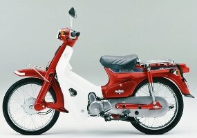 Огромная масса сограждан желает купить Honda Cub C90. Именно на примере данной модели мы постараемся углубиться в важнейшие особенности линейки, обустроенной движками с малым объемом. Являясь преимущественно городским транспортным средством, этот маленький железный конь способен разгонятся до немалой скорости в 80 км. в час, хотя шасси мопеда совсем не создано для высокой скорости. При этом, он потребляет совсем немного топлива. Тот факт, что Honda Super Cub обустроен колесами с большим диаметром, добавляет немало комфорта для эксплуатирующих его водителей. В этом плане даже лучшие японские скутеры существенно отстают от "Каб" 90, 50 и 110.