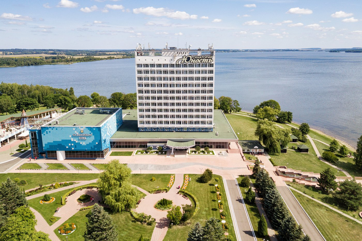 Санаторий "Юность" на берегу Минского водохранилища. https://www.tripadvisor.ru/Hotel_Review-g5230992-d5218160-Reviews-Yunost-Ratamka_Minsk_Region.html#/media/5218160/425648818:p/?albumid=101&type=0&category=101