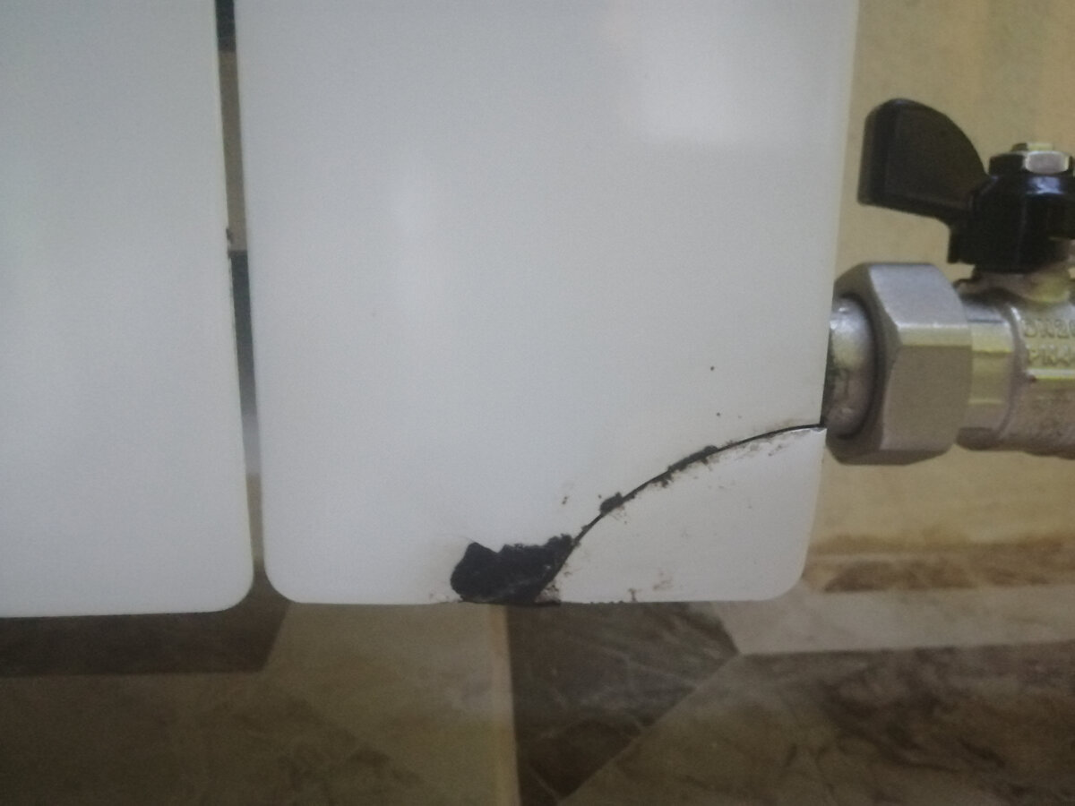 Приклеивание отколовшегося куска к радиатору