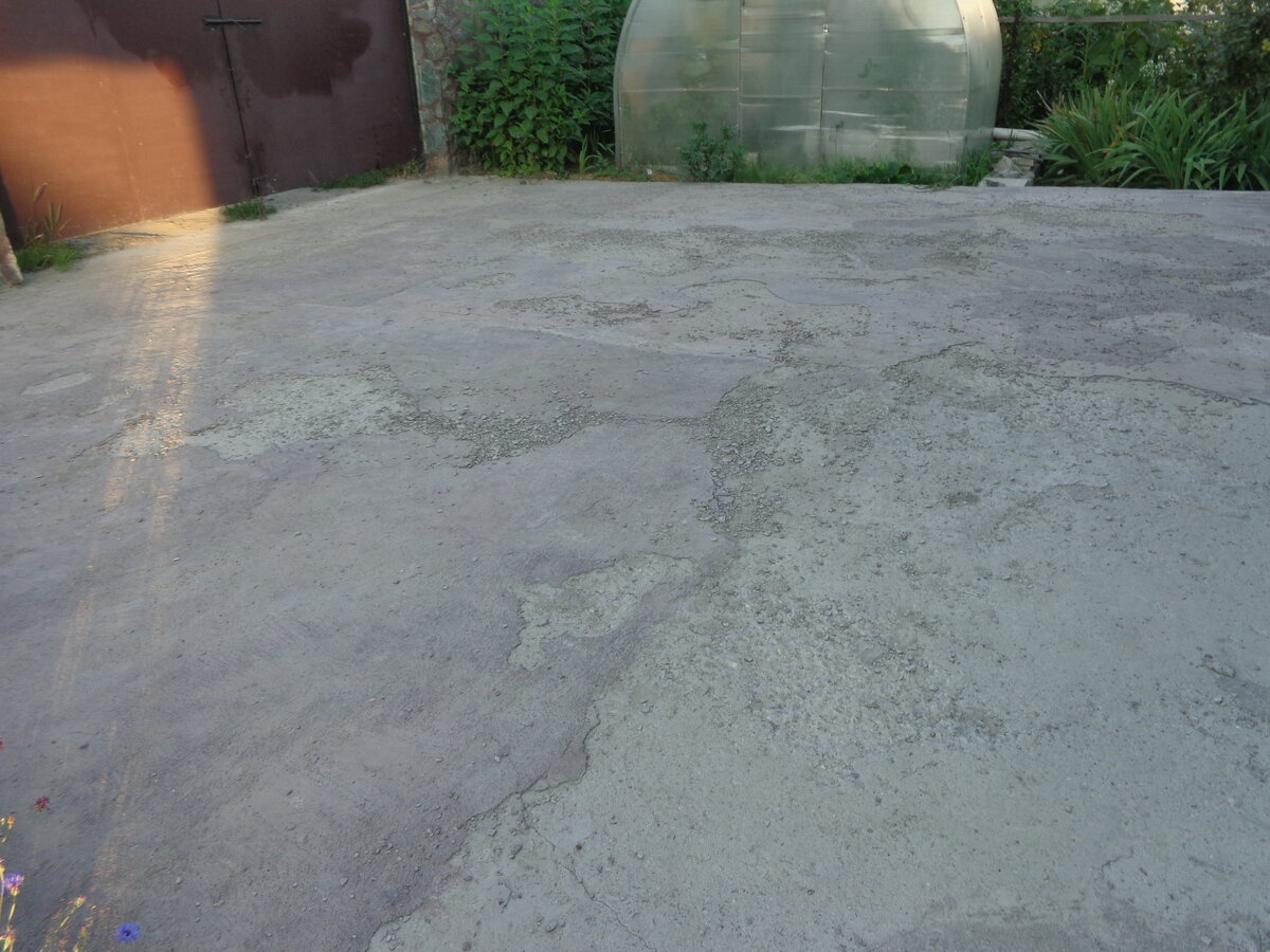 Вот такие "проплешины" стали крошиться