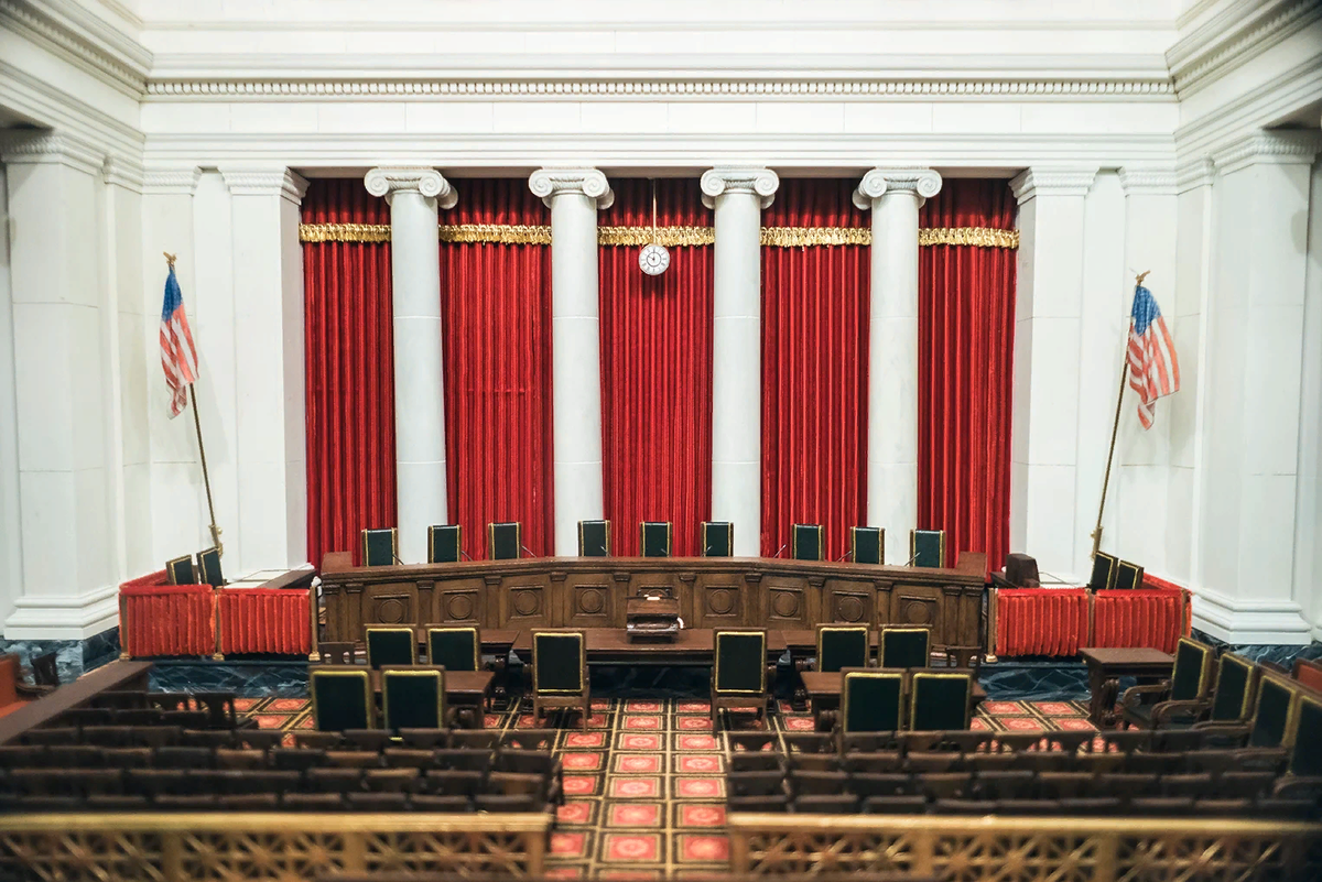 Зал заседаний Верховного суда США. Источник: https://news.myseldon.com/ru/news/index/244455725