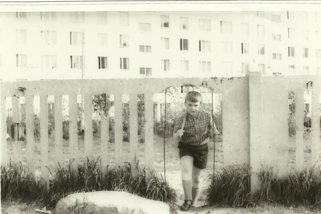 С лопатой на плече через дыру на школьный двор.