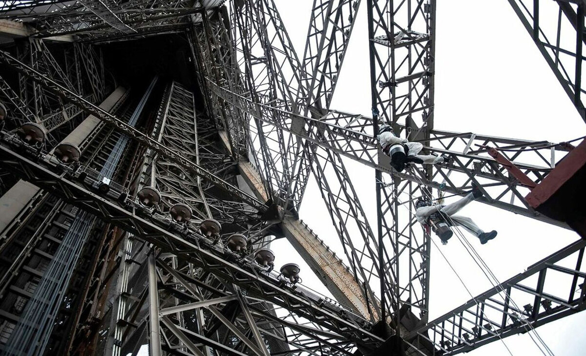 Покраска Эйфелевой башни уже началась