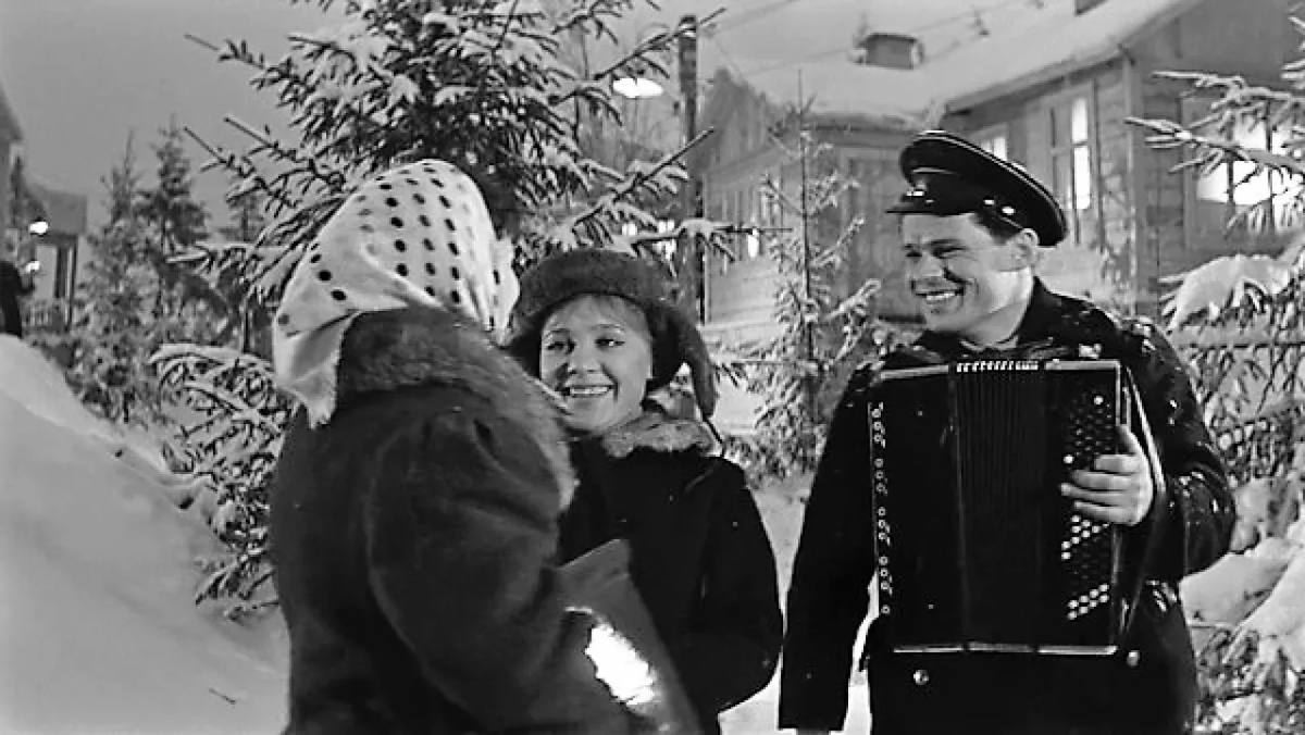 "Ну, Тося, пока" - счастливо извиняется Катя, ожидаемая завидным кавалером