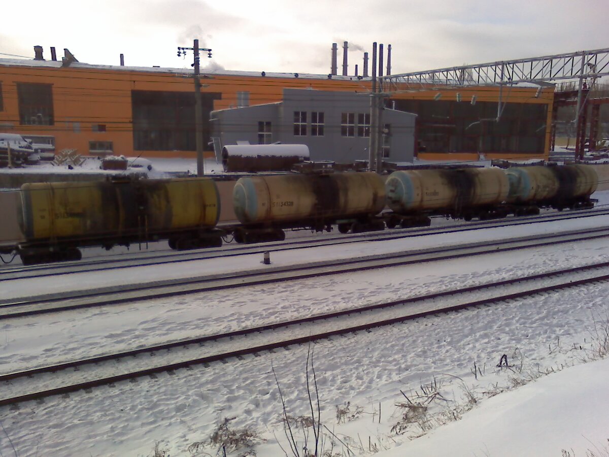 Ж.-д. перегон "Трофимовский-1" — "Саратов-1-Пассажирский". Вагоны-цистерны на подъездных путях. (Фото автора). 