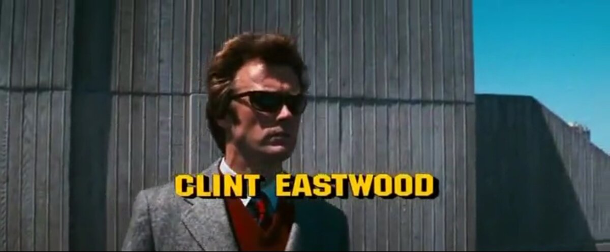 Нет, здесь он никуда не бежит, это просто кадр из самого начала фильма :)