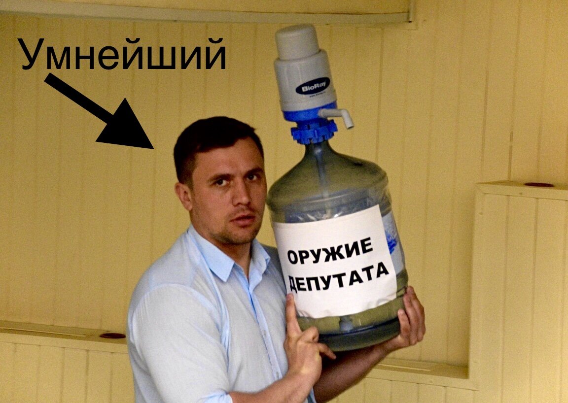 "Бегает один тут у нас, видимо ребенком строительной каской ловил кирпич" - но это неточно...