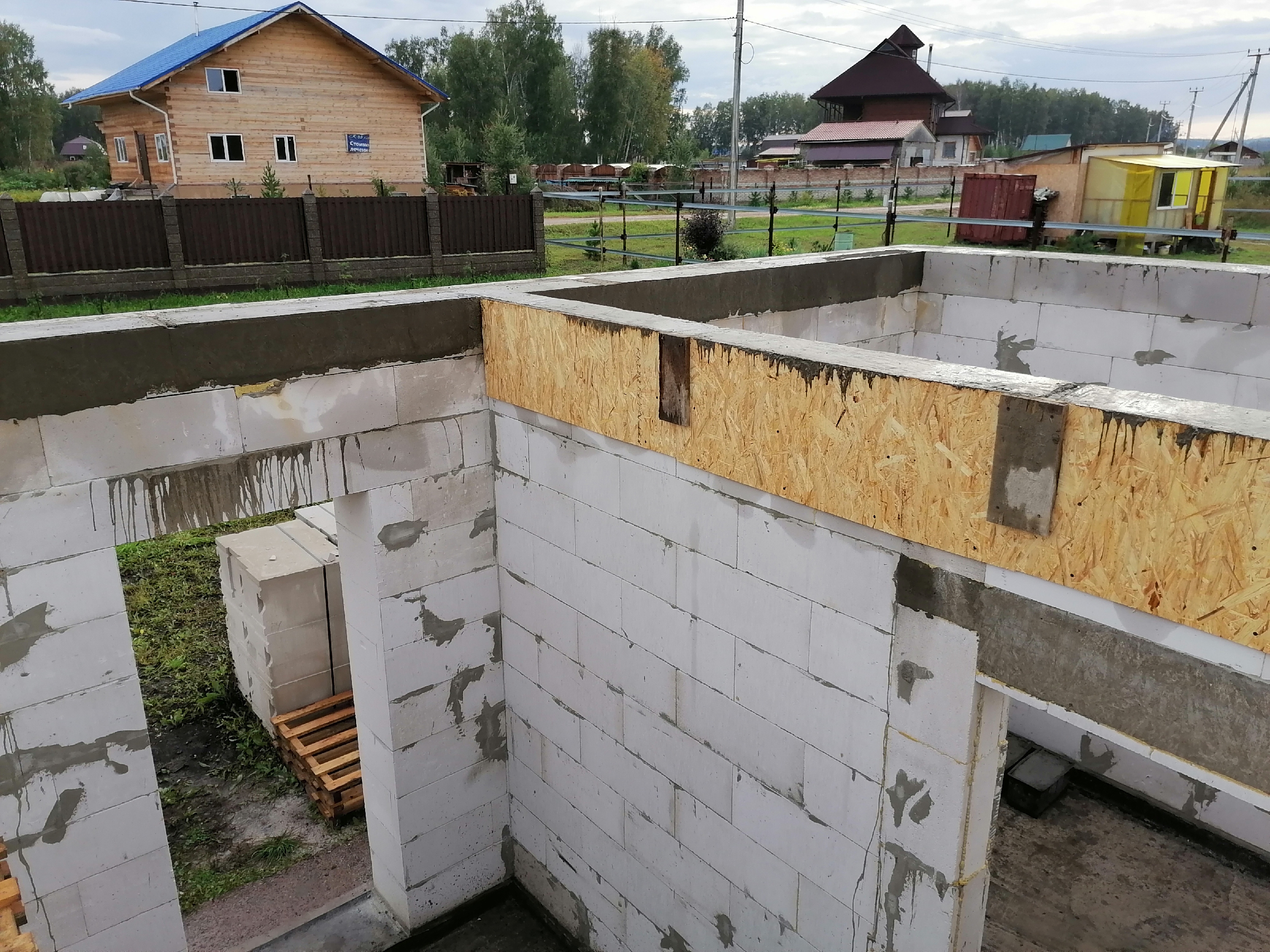 Смонтировал опалубку для армопояса из OSB. Дешевле и легче в монтаже, показываю цифры3