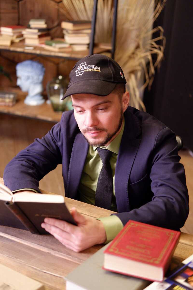 На фото Исраэль Суворов, автор поста, основатель медиагруппы "Хакнем"