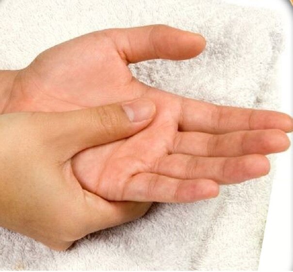 Массаж можно совместить с использованием крема или масла. Также приятно, когда массаж рук делает вам близкий человек — такая практика на сближение.