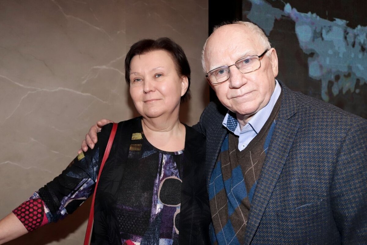 Баринов актер биография и личная жизнь Он один воспитывал сына, а в 43 года сумел найти своё счастье: Валерий Баринов А