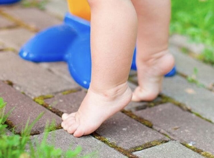 Опора на носочки. Ходить на носочках. Ребенок ходит на носочках. Ходьба на цыпочках. Ходьба на цыпочках у детей.