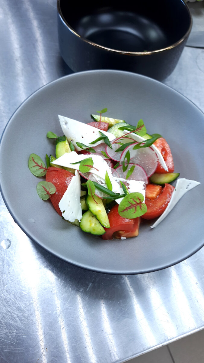 Овощной салат,подача.