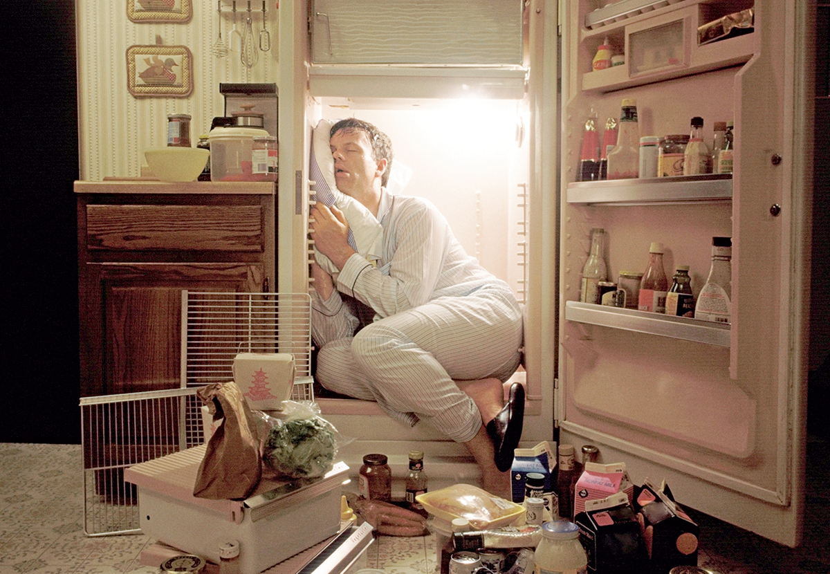 Человеку жарко в офисе. Устали от жары. Уставший от жары. Кот и жара. Очень жарко.