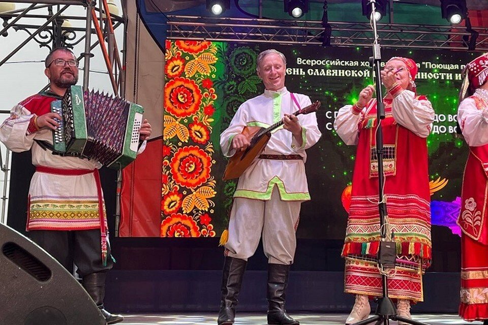     Музыка и хоровое пение раздавались вечером в городе Марина ГОНЧАРЕНКО