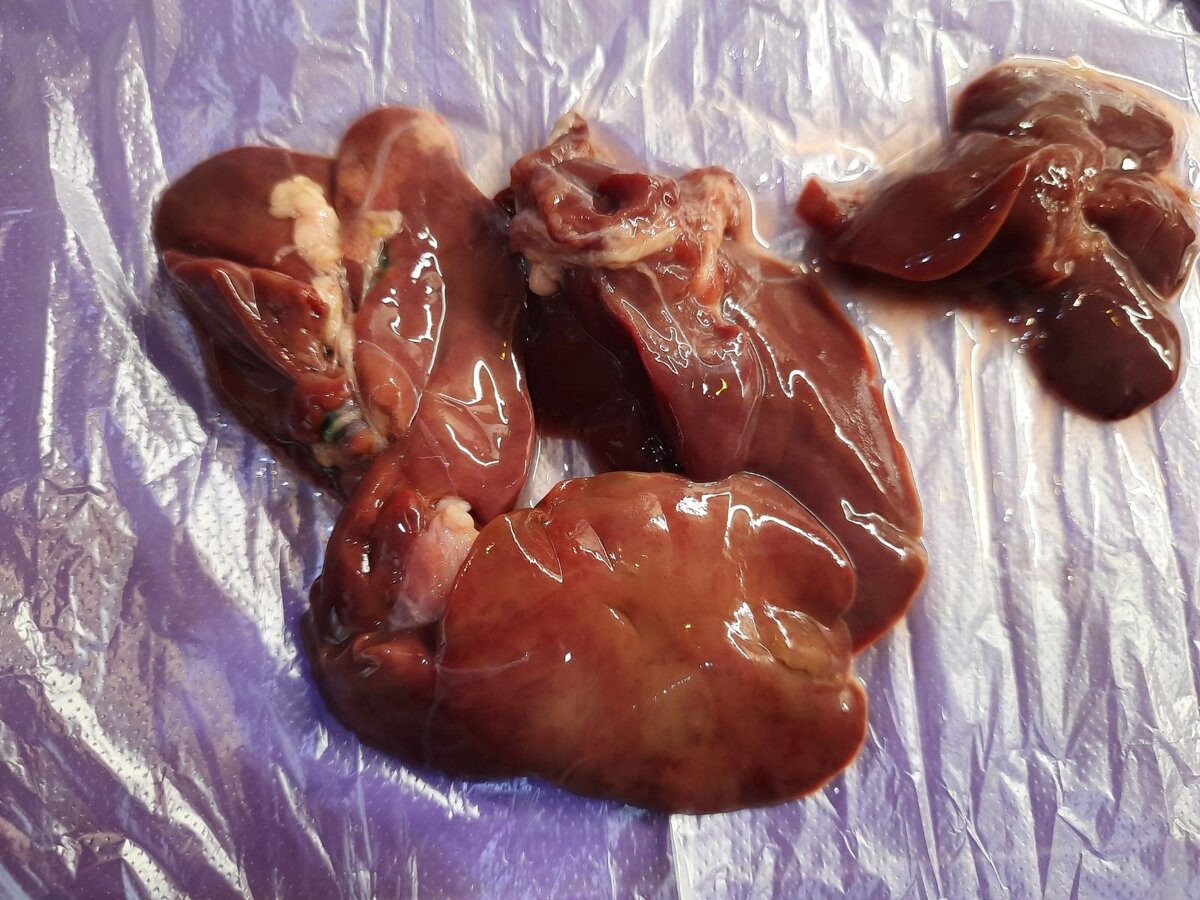 При обработке, печень сильно въедается в поверхность разделочной доски, поэтому я использую одноразовый целлофановый пакет, а потом просто его выкидываю. 