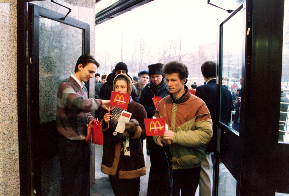 Первый макдональдс. Открытие первого Макдональдса в Москве в 1990 году. Открытие первого Макдональдса в Москве в 1990 году очередь. Первый макдональдс в Москве 1990. Очередь в первый макдональдс в Москве 1990.